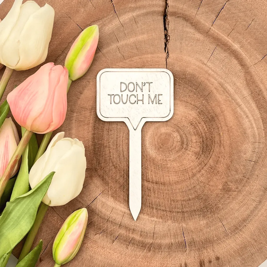 Pflanzenstecker aus Holz mit Spruch – „DON'T TOUCH ME“