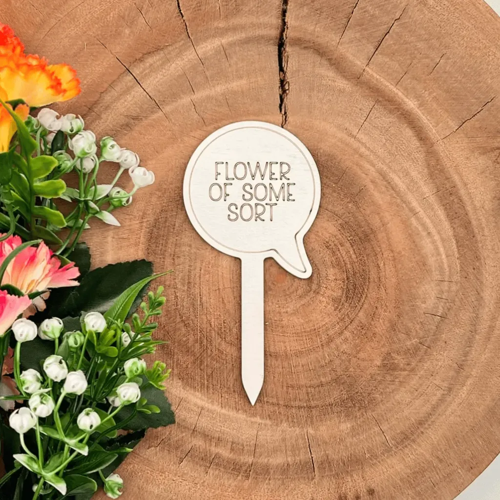 Pflanzenstecker aus Holz mit Spruch – „FLOWER OF SOME SORT“