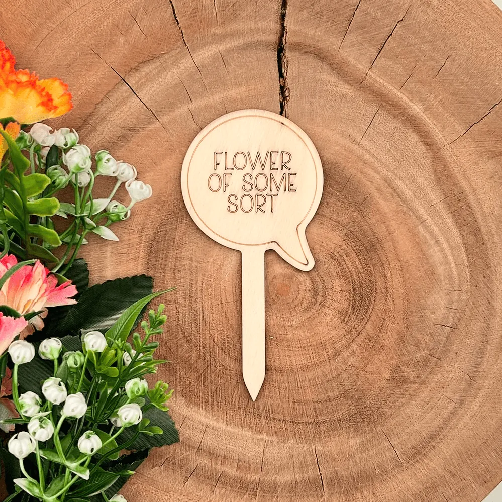 [A00686] Pflanzenstecker aus Holz mit Spruch – „FLOWER OF SOME SORT“ (Natur)