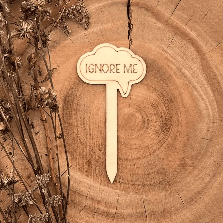 [A00691] Pflanzenstecker aus Holz mit Spruch – „IGNORE ME“ (Natur)