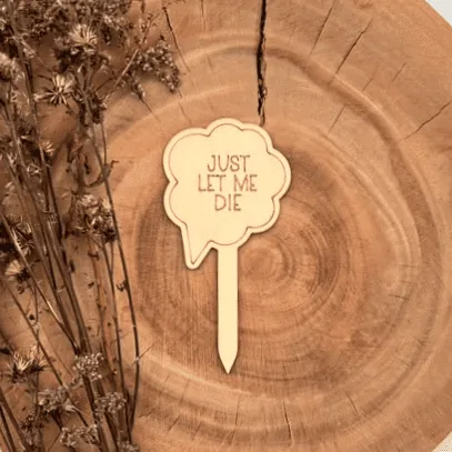 [A00678] Pflanzenstecker aus Holz mit Spruch – „JUST LET ME DIE“ (Natur)