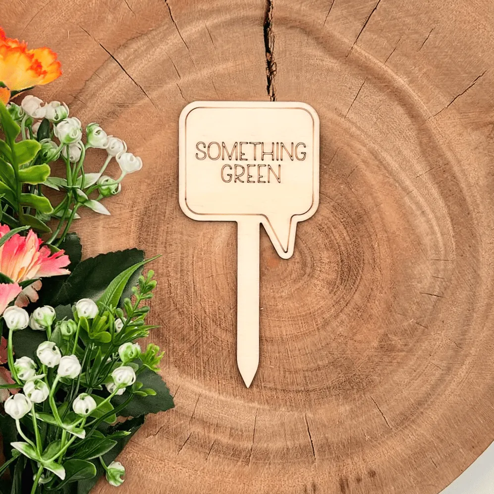 [A00677] Pflanzenstecker aus Holz mit Spruch – „SOMETHING GREEN“ (Natur)