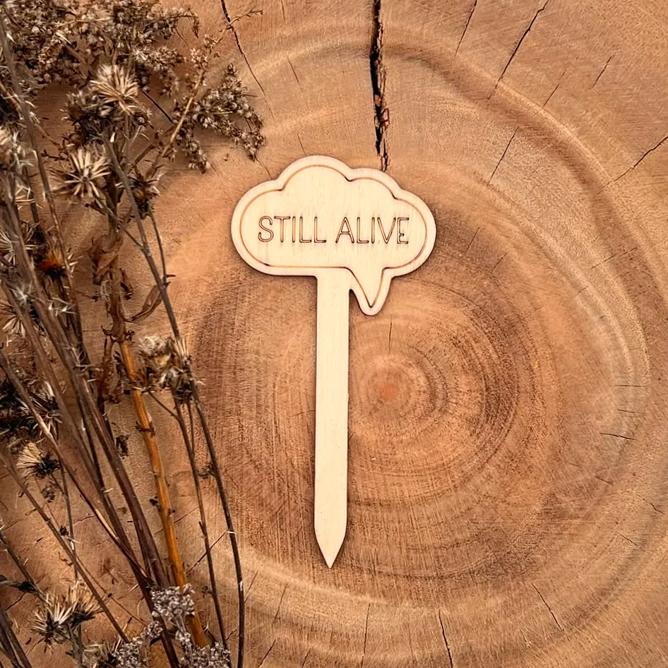 [A00681] Pflanzenstecker aus Holz mit Spruch – „STILL ALIVE“ (Natur)
