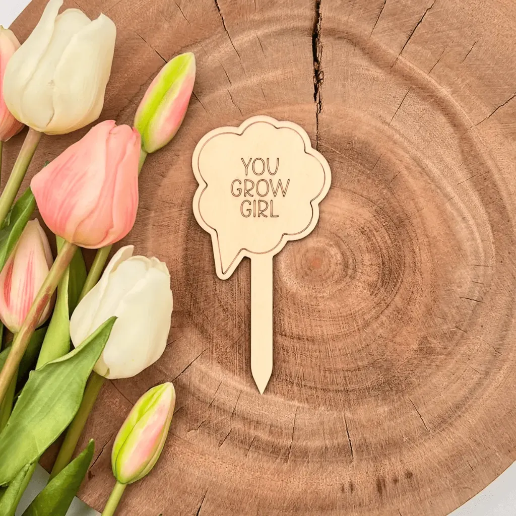 [A00688] Pflanzenstecker aus Holz mit Spruch – „YOU GROW GIRL“ (Natur)