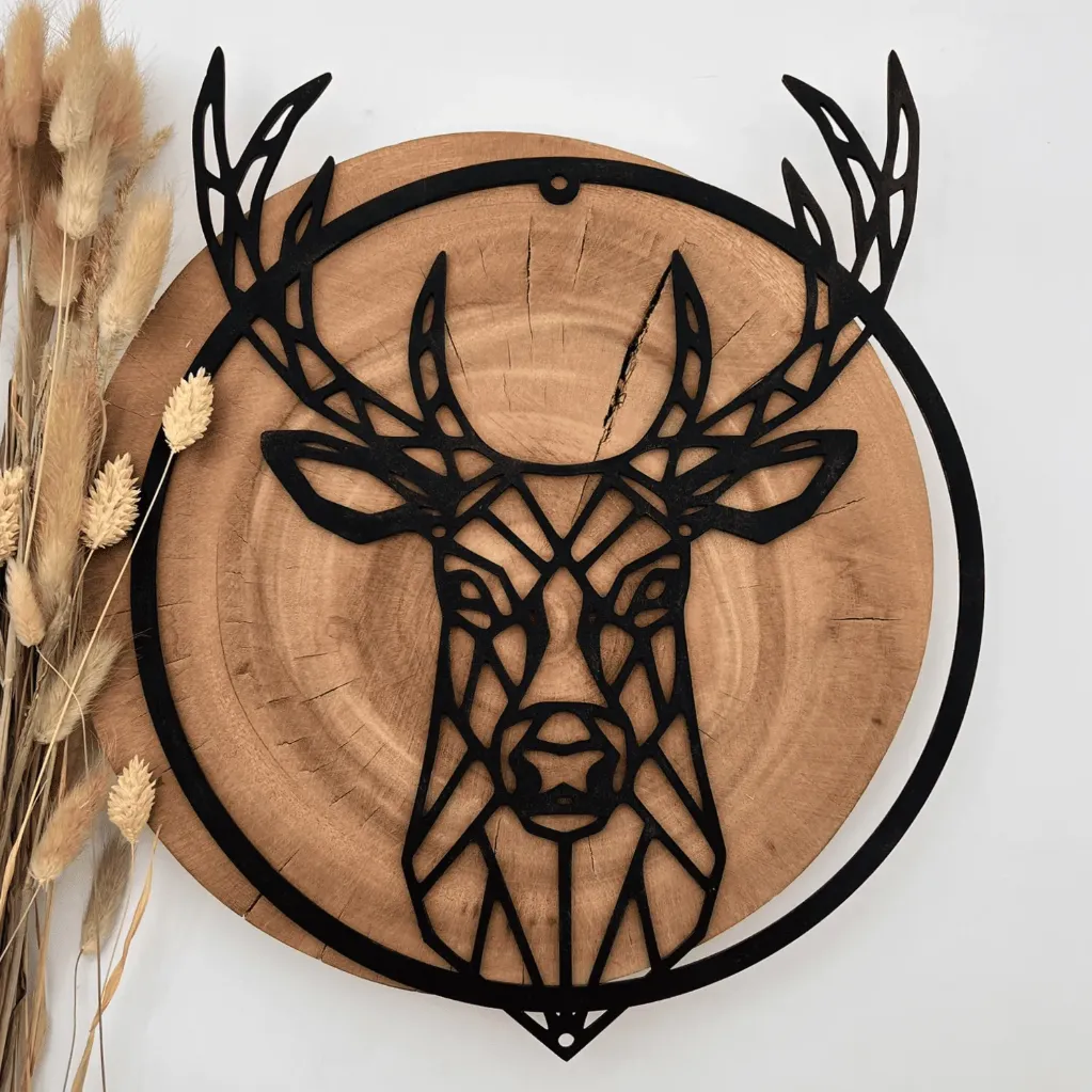 Türkranz mit Hirschmotiv aus Holz