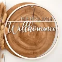 Türkranz aus Holz „HERZLICH Willkommen“