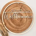 Türkranz aus Holz „HERZLICH Willkommen“