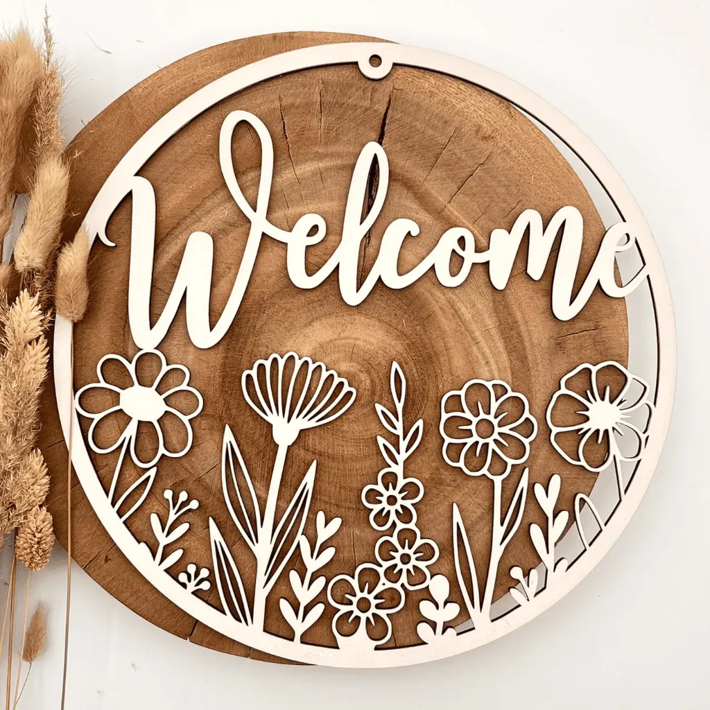 Türkranz aus Holz „Welcome“ mit Blumenmotiv