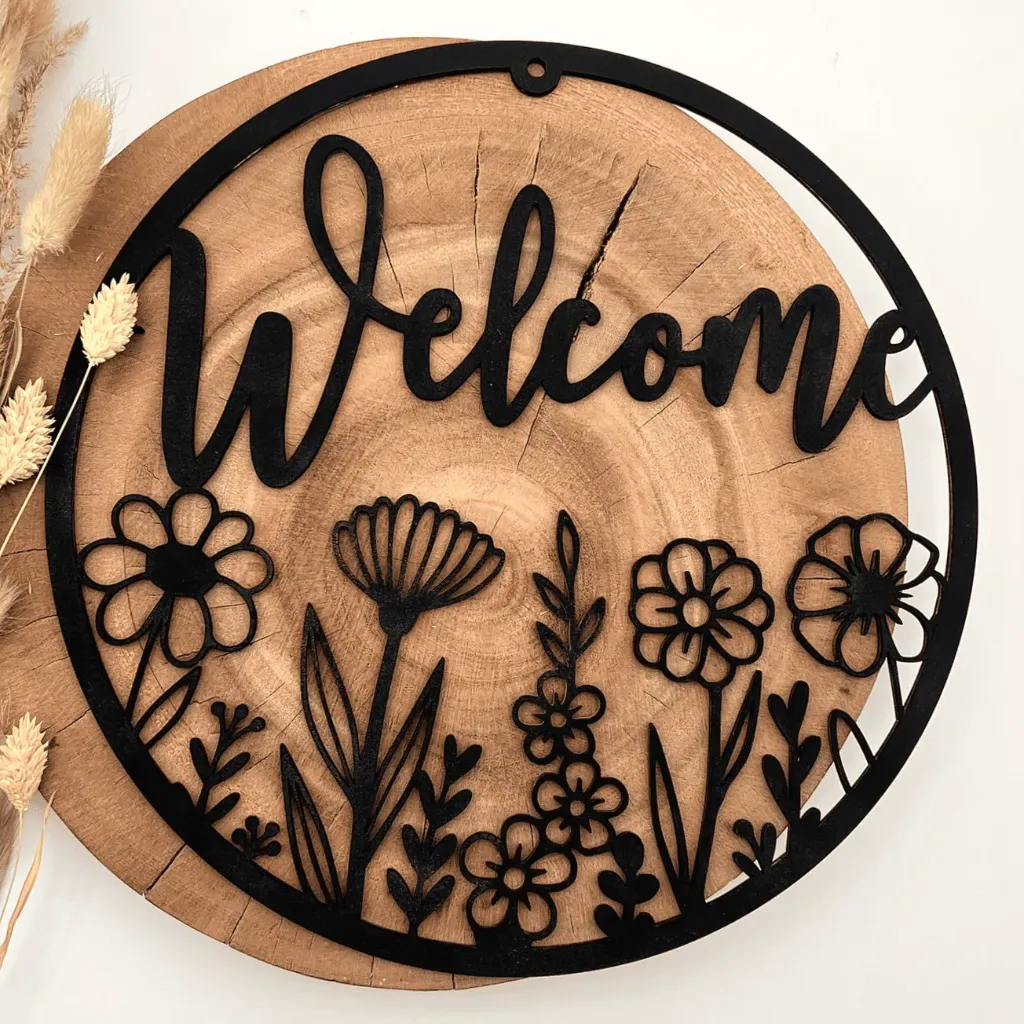 Türkranz aus Holz „Welcome“ mit Blumenmotiv