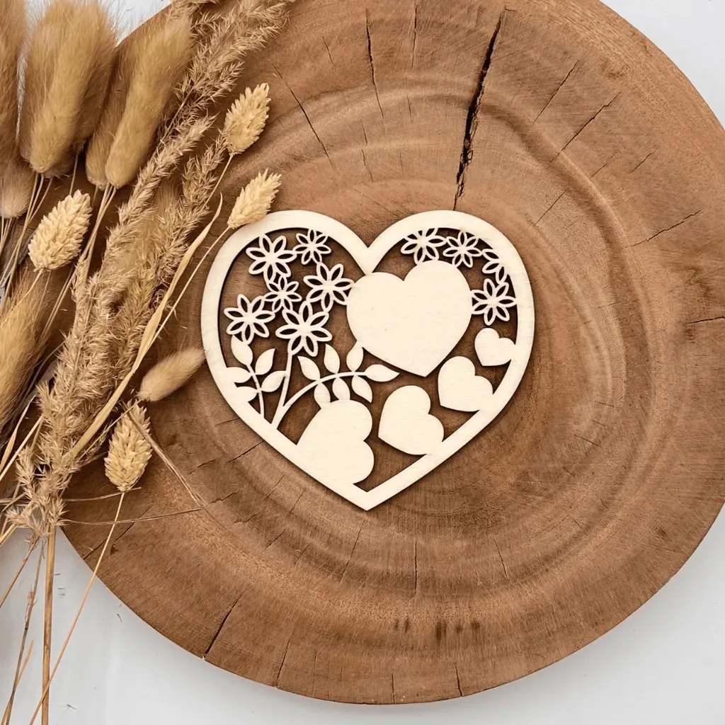 [A00817] Herz Deko aus Holz – Blumenpracht (Natur, 13 × 11,5 cm)