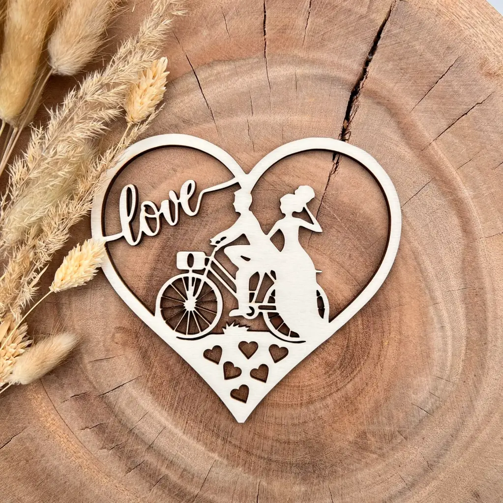 [A00862] Herz Deko aus Holz – Hochzeitstraum auf Rädern (Natur, 13 × 12 cm)