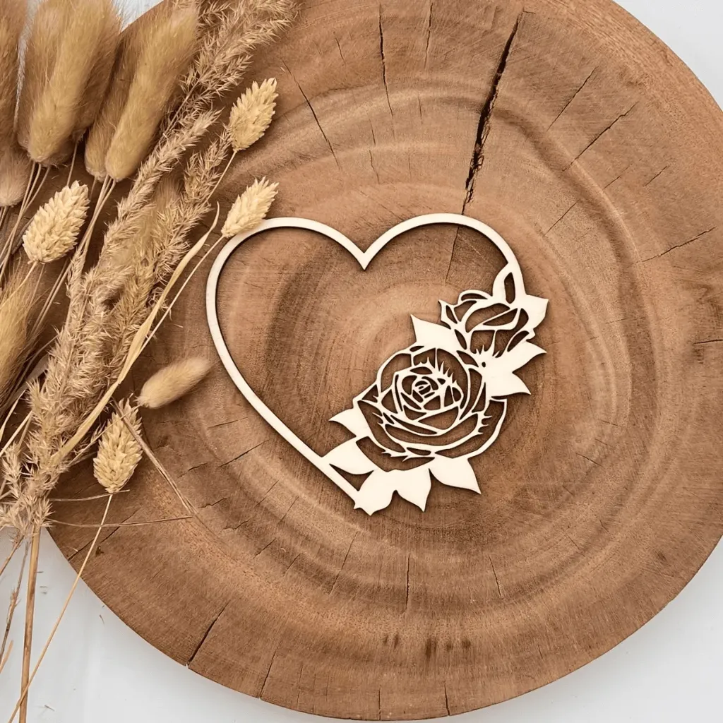 [A00802] Herz Deko aus Holz – Minimalistische Rosen (Natur, 13 × 11,5 cm)
