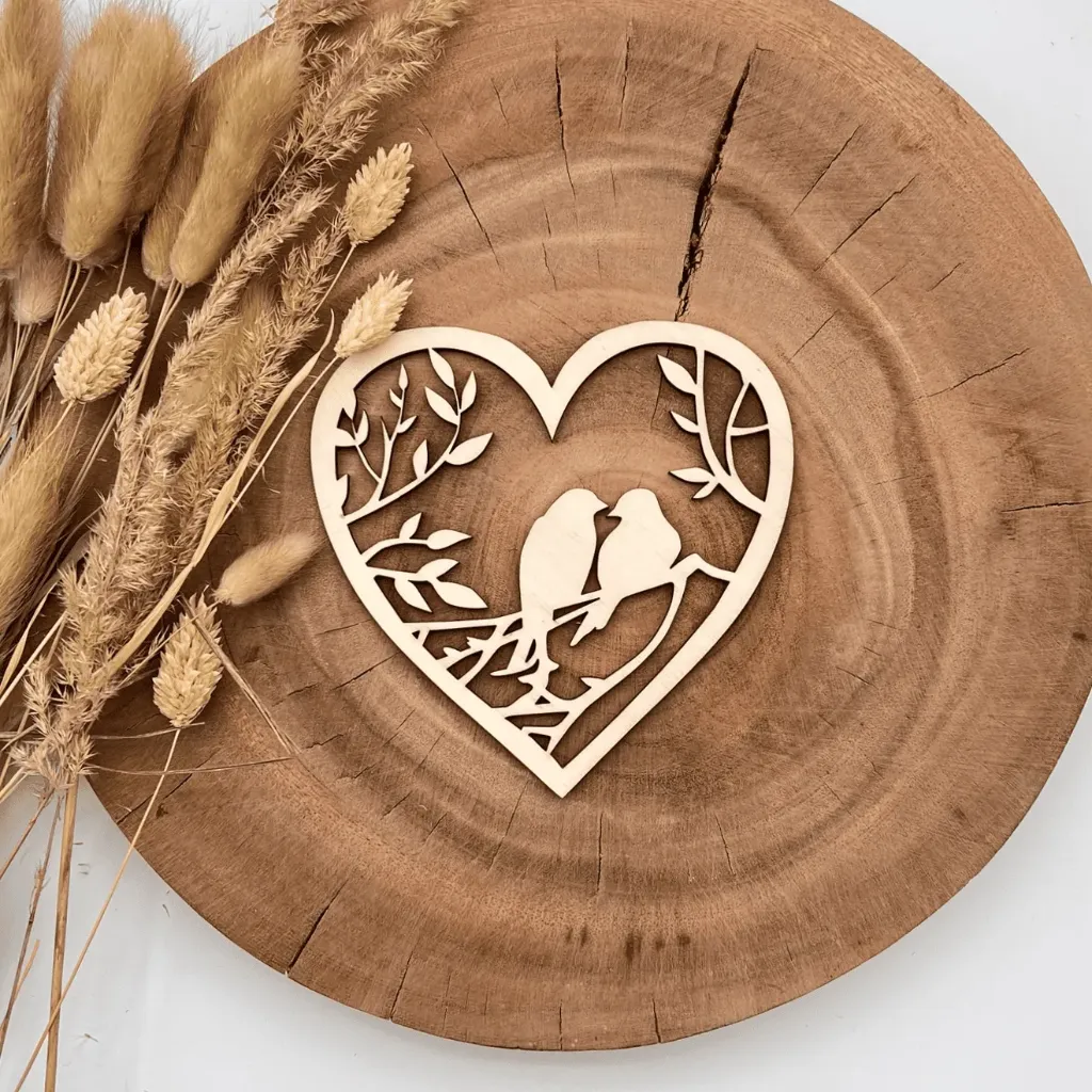 [A00800] Herz Deko aus Holz – Verliebte Vögel (Natur, 13 × 13 cm)