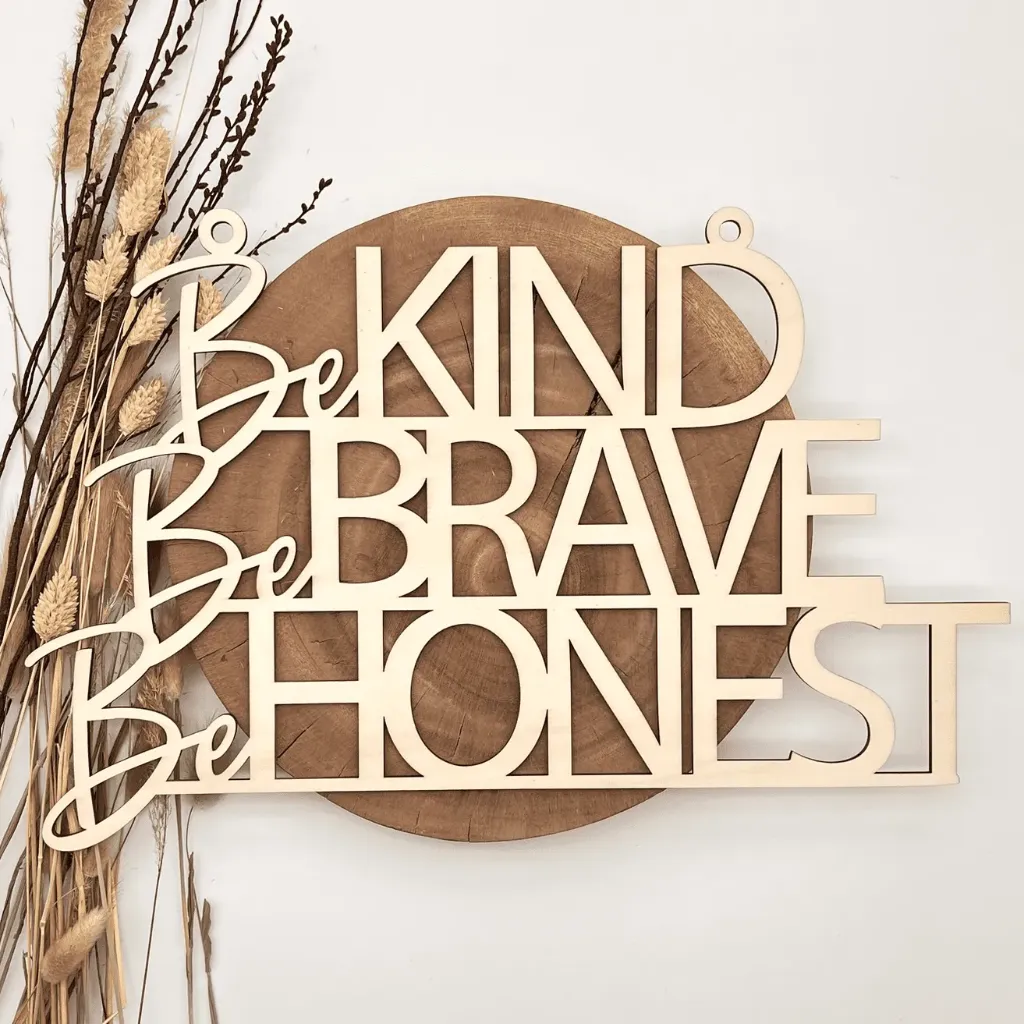 Motivationsspruch aus Holz „Be kind be brave be honest“