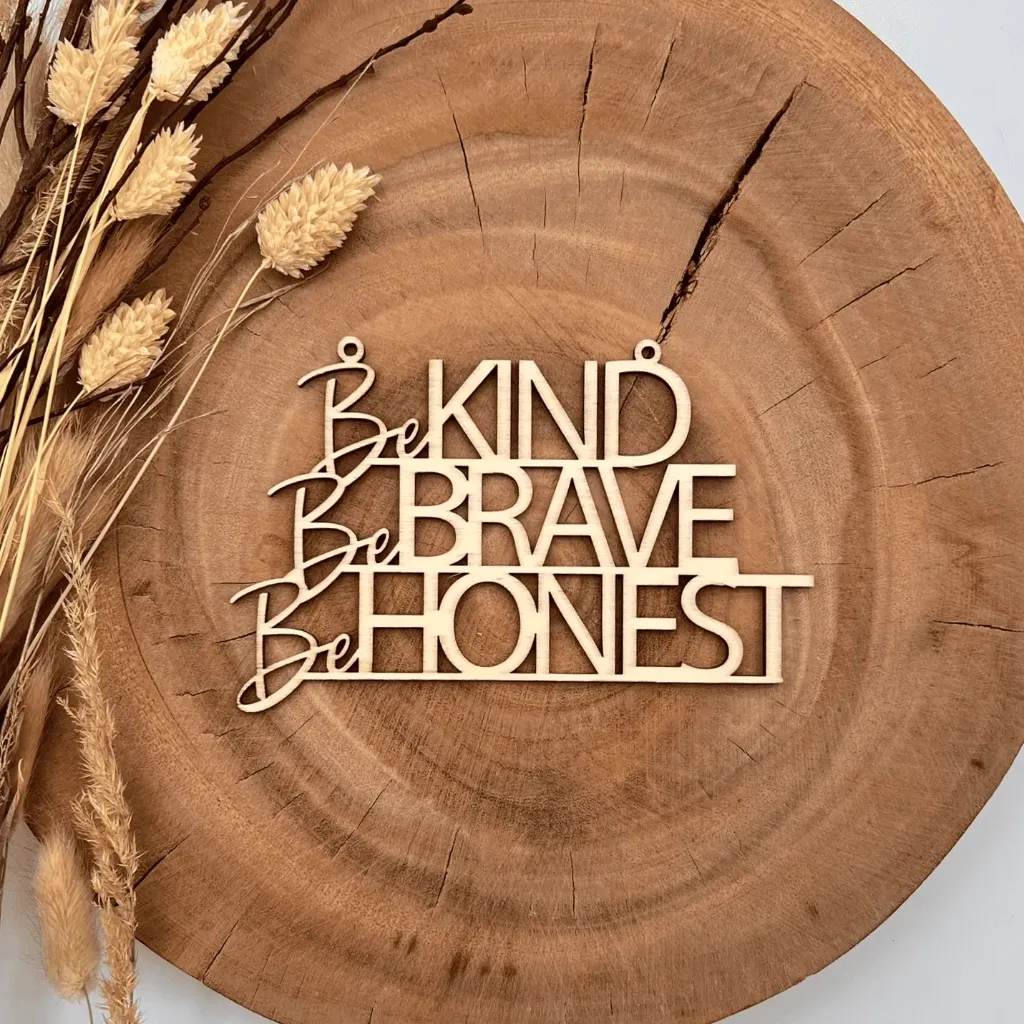 [A00346] Motivationsspruch aus Holz „Be kind be brave be honest“ (Natur, 15 × 9,5 cm)