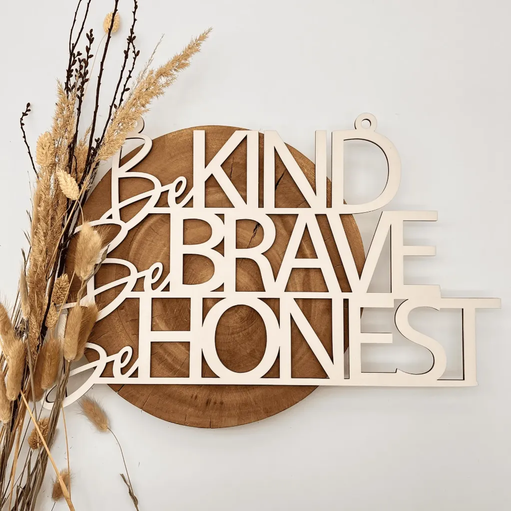Motivationsspruch aus Holz „Be kind be brave be honest“