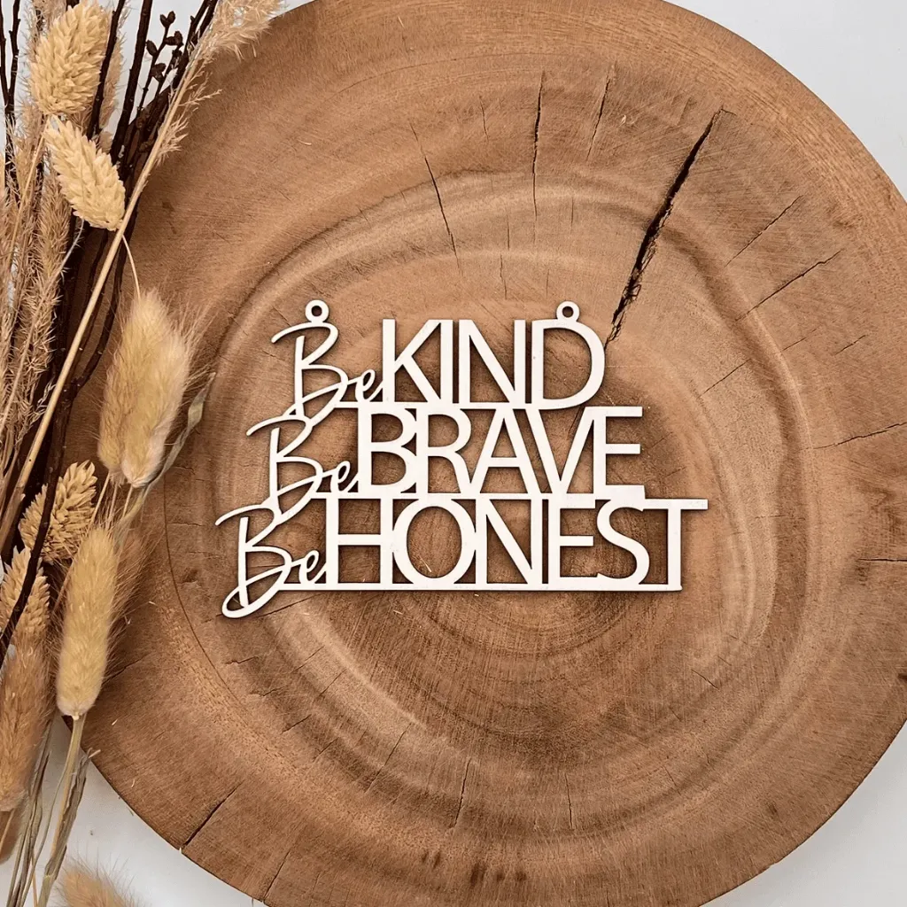 Motivationsspruch aus Holz „Be kind be brave be honest“
