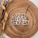 Motivationsspruch aus Holz „Be kind be brave be honest“