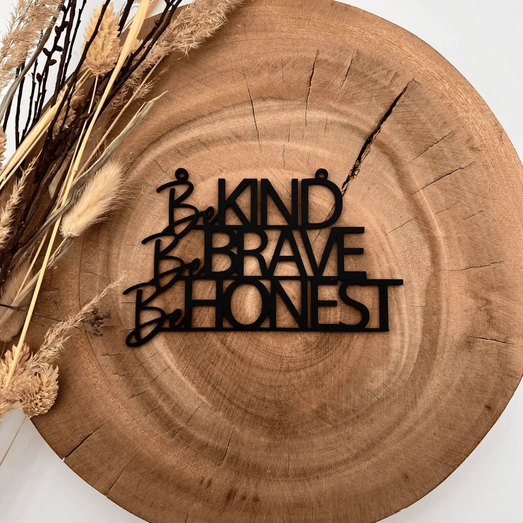 Motivationsspruch aus Holz „Be kind be brave be honest“