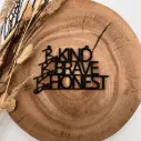 Motivationsspruch aus Holz „Be kind be brave be honest“