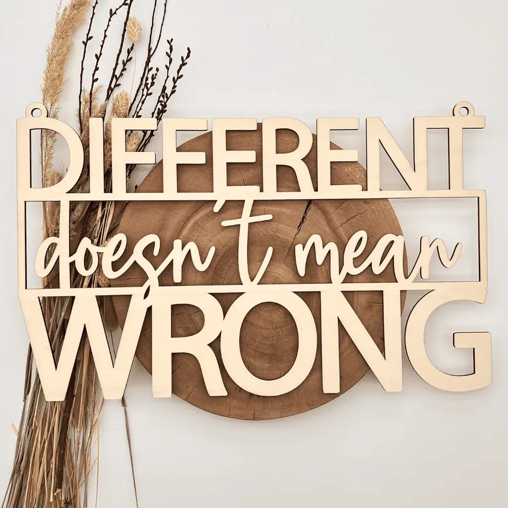 Motivationsspruch aus Holz „Different doesn't mean wrong“