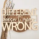 Motivationsspruch aus Holz „Different doesn't mean wrong“