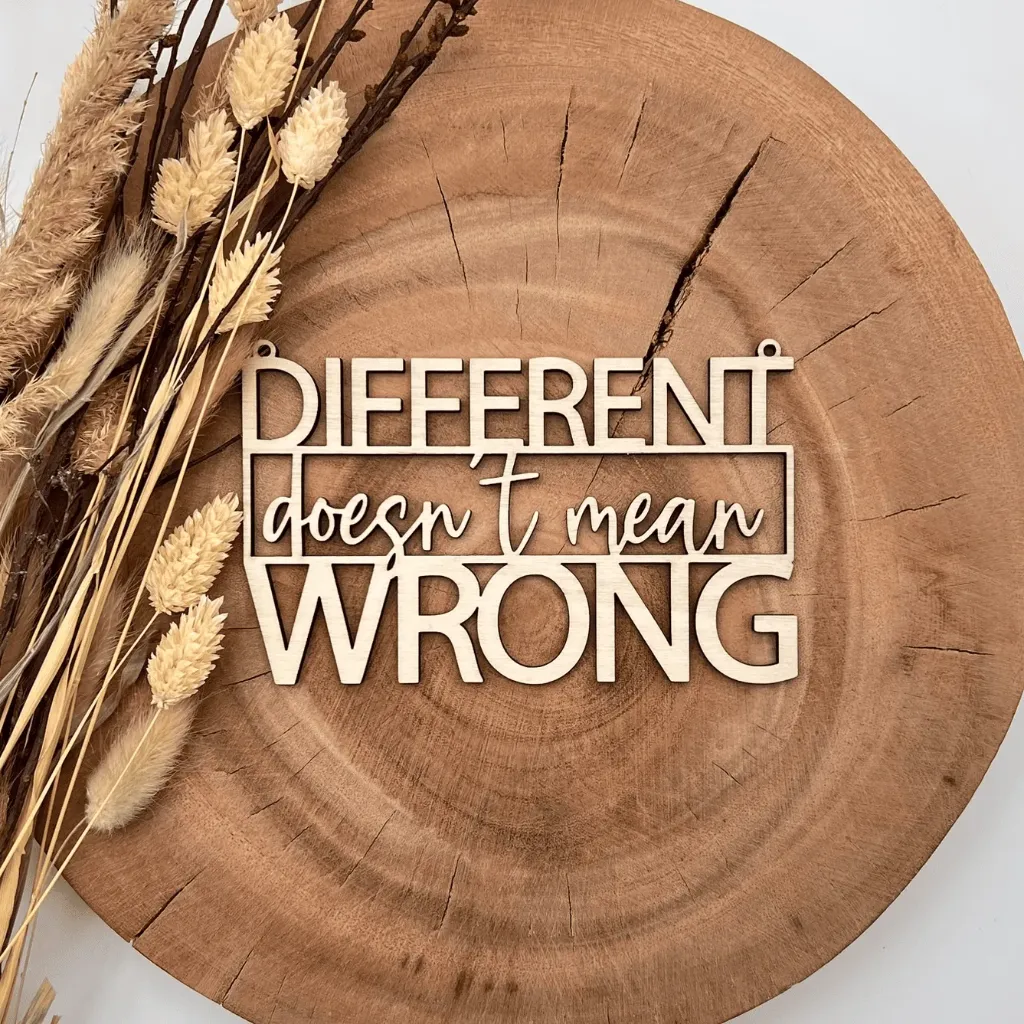 [A00348] Motivationsspruch aus Holz „Different doesn't mean wrong“ (Natur, 15 × 9,5 cm)