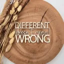 Motivationsspruch aus Holz „Different doesn't mean wrong“