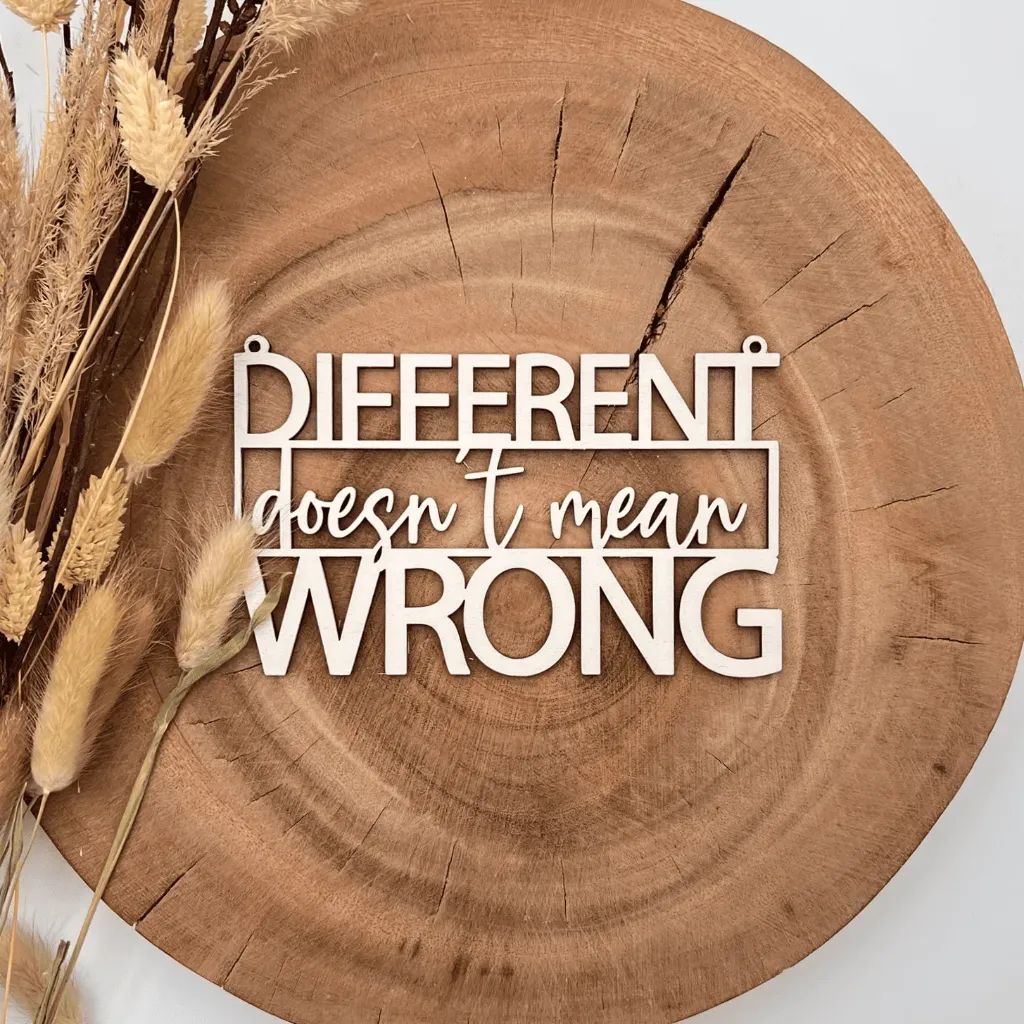 Motivationsspruch aus Holz „Different doesn't mean wrong“