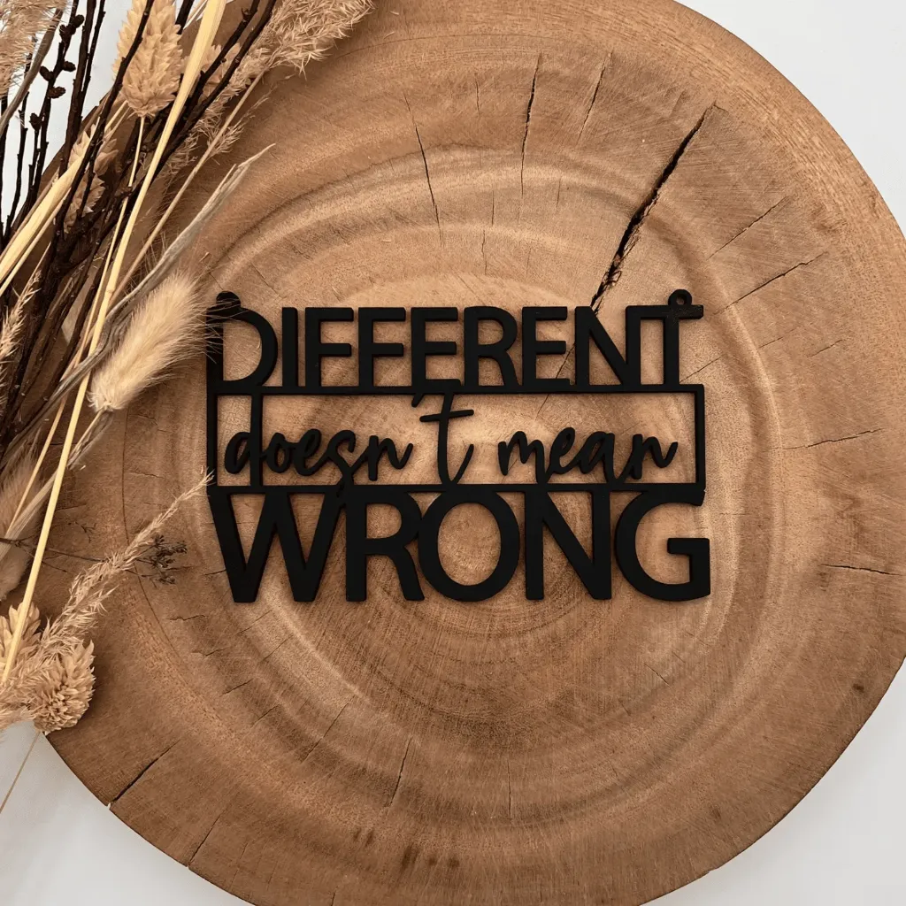 Motivationsspruch aus Holz „Different doesn't mean wrong“