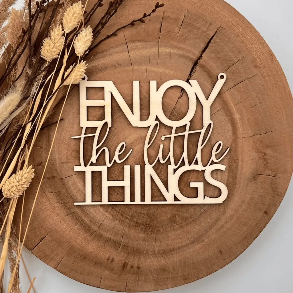 [A00350] Motivationsspruch aus Holz „Enjoy the little things“ (Natur, 15 × 12,5 cm)