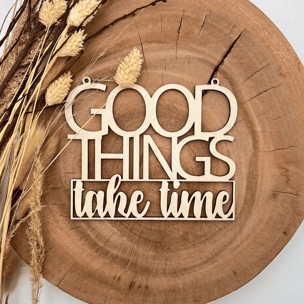 [A00352] Motivationsspruch aus Holz „Good things take time“ (Natur, 15 × 12,5 cm)
