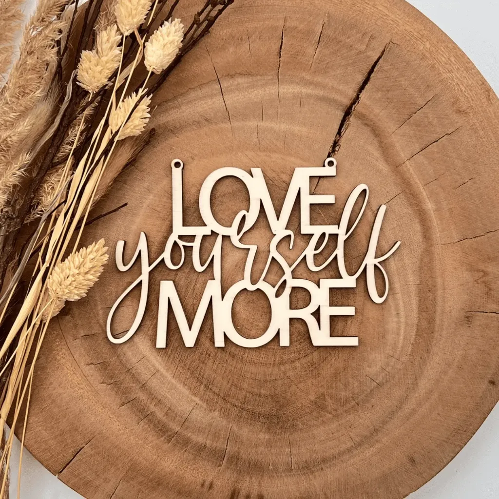 [A00354] Holzschriftzug „Love yourself more“ Motivation aus Holz (Natur, 15 × 9,5 cm)
