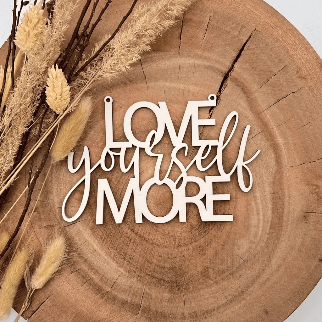 Motivationsspruch aus Holz „Love yourself more“