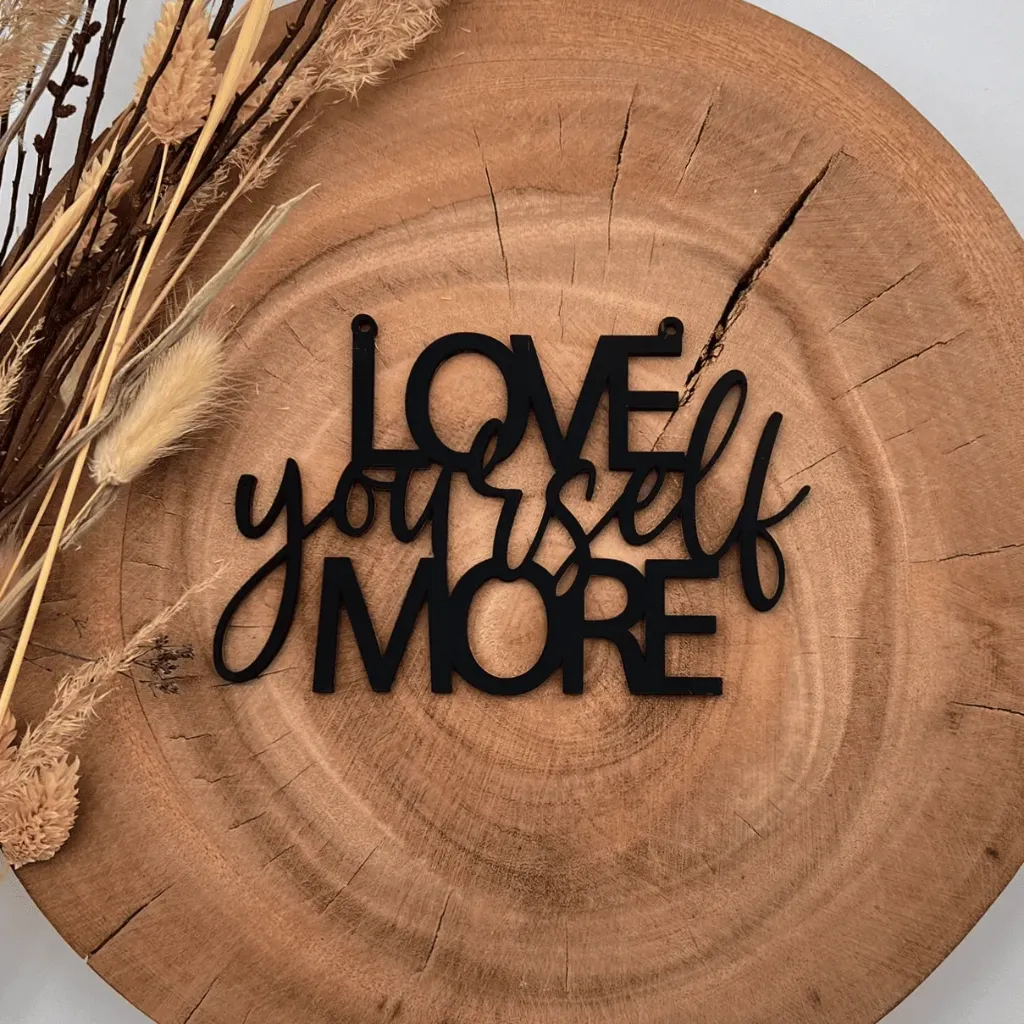 Motivationsspruch aus Holz „Love yourself more“