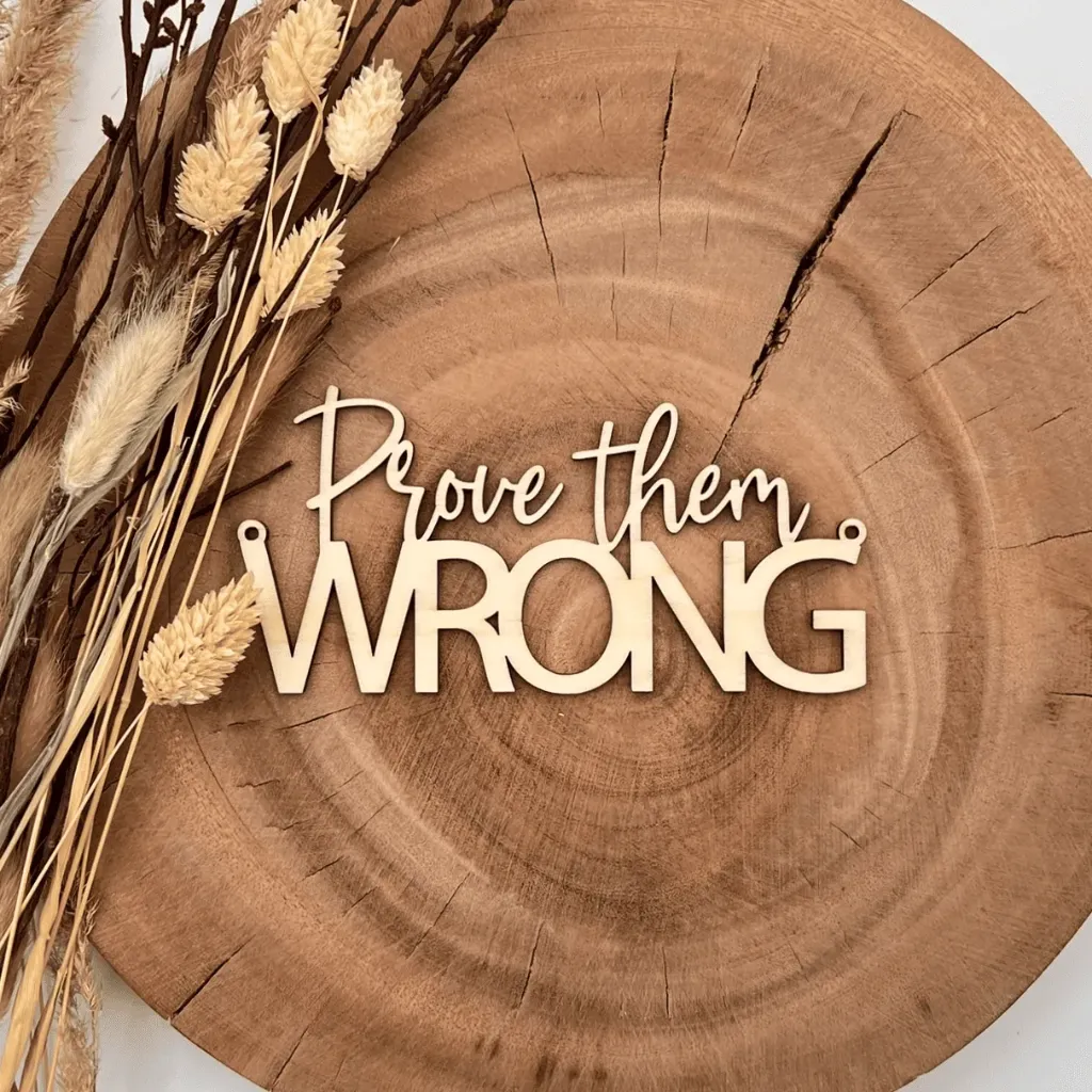 [A00356] Motivationsspruch aus Holz „Prove them wrong“ (Natur, 15 × 7,5 cm)