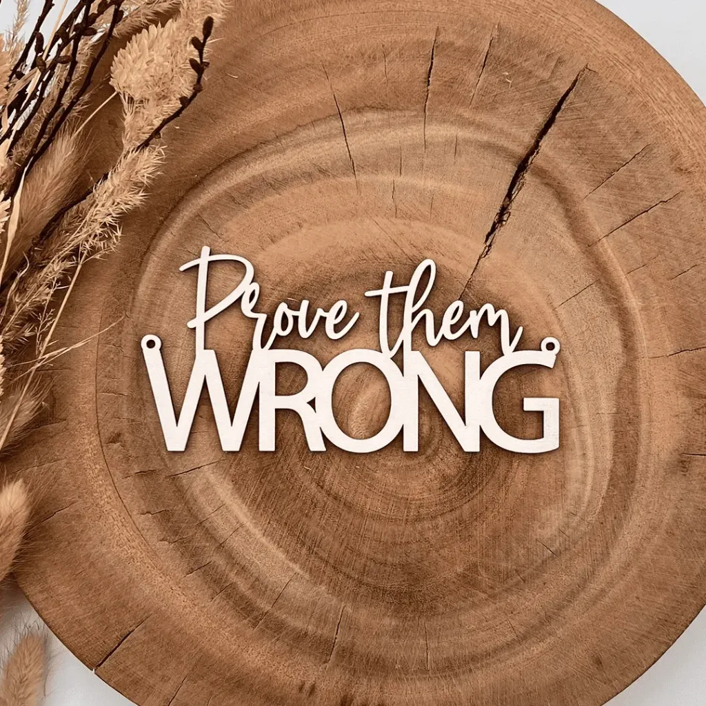 Motivationsspruch aus Holz „Prove them wrong“