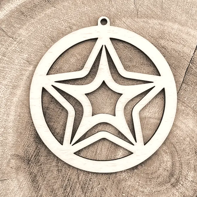Weihnachtsanhänger aus Holz – Stern im Rahmen