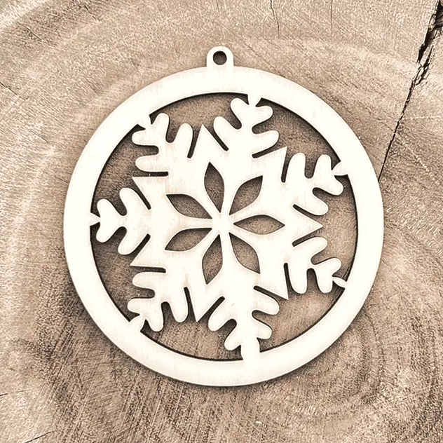 Weihnachtsanhänger aus Holz – Schneeflocke im Rahmen
