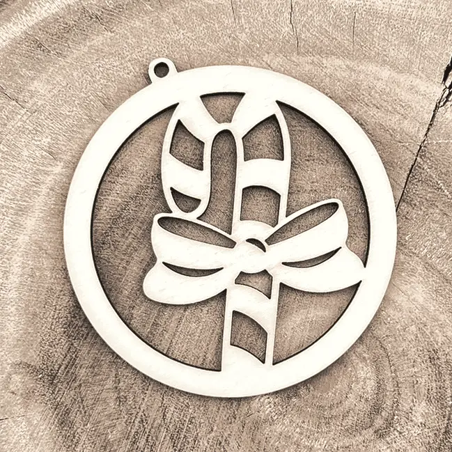 Weihnachtsanhänger aus Holz – Zuckerstange im Rahmen