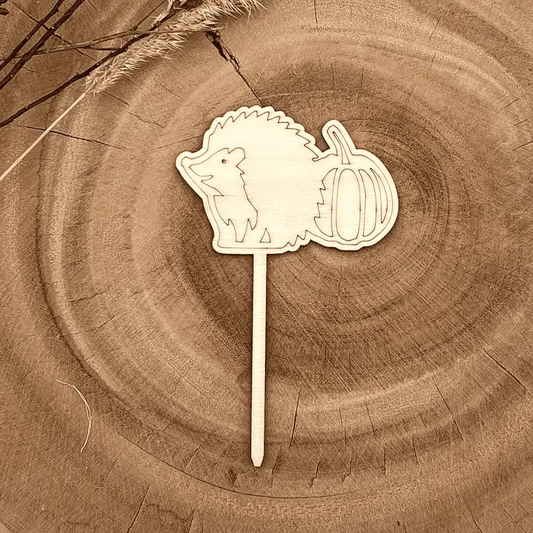 [A01207] Herbst-Pflanzenstecker Igel aus Holz – süße Topfdeko