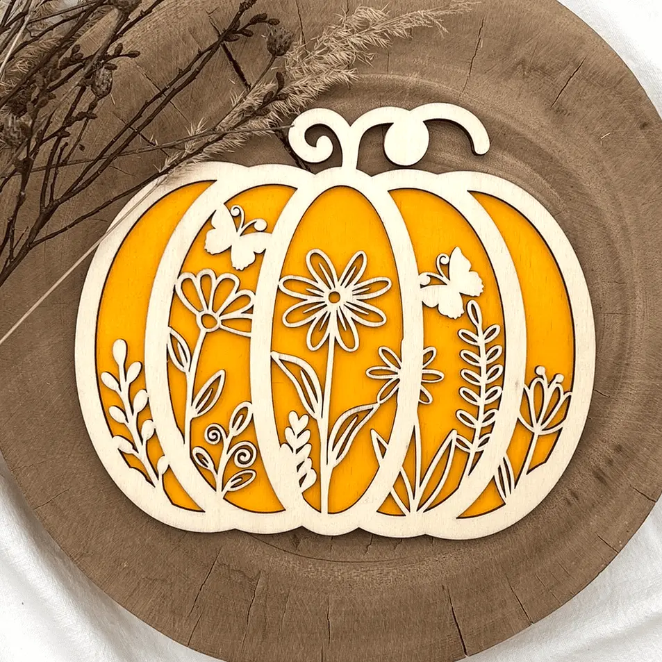Kürbis Deko aus Holz – Blütendesign