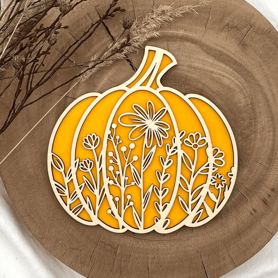 Kürbisdeko - Floralverzierung im Kürbis