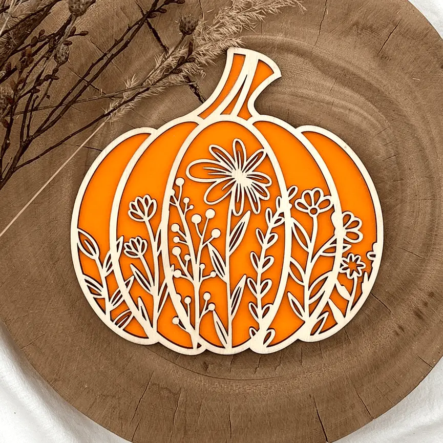 Kürbisdeko - Floralverzierung im Kürbis