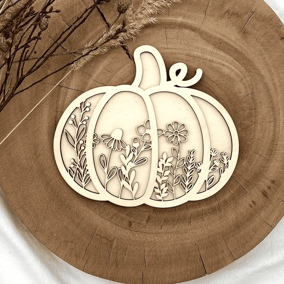Kürbis Deko aus Holz – Blütenmotiv