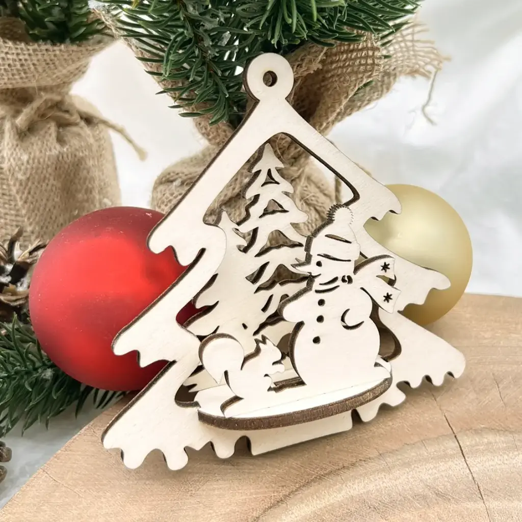 [A01155] 3D-Weihnachtsbaumanhänger aus Holz – Winterzauber im Tannenwald