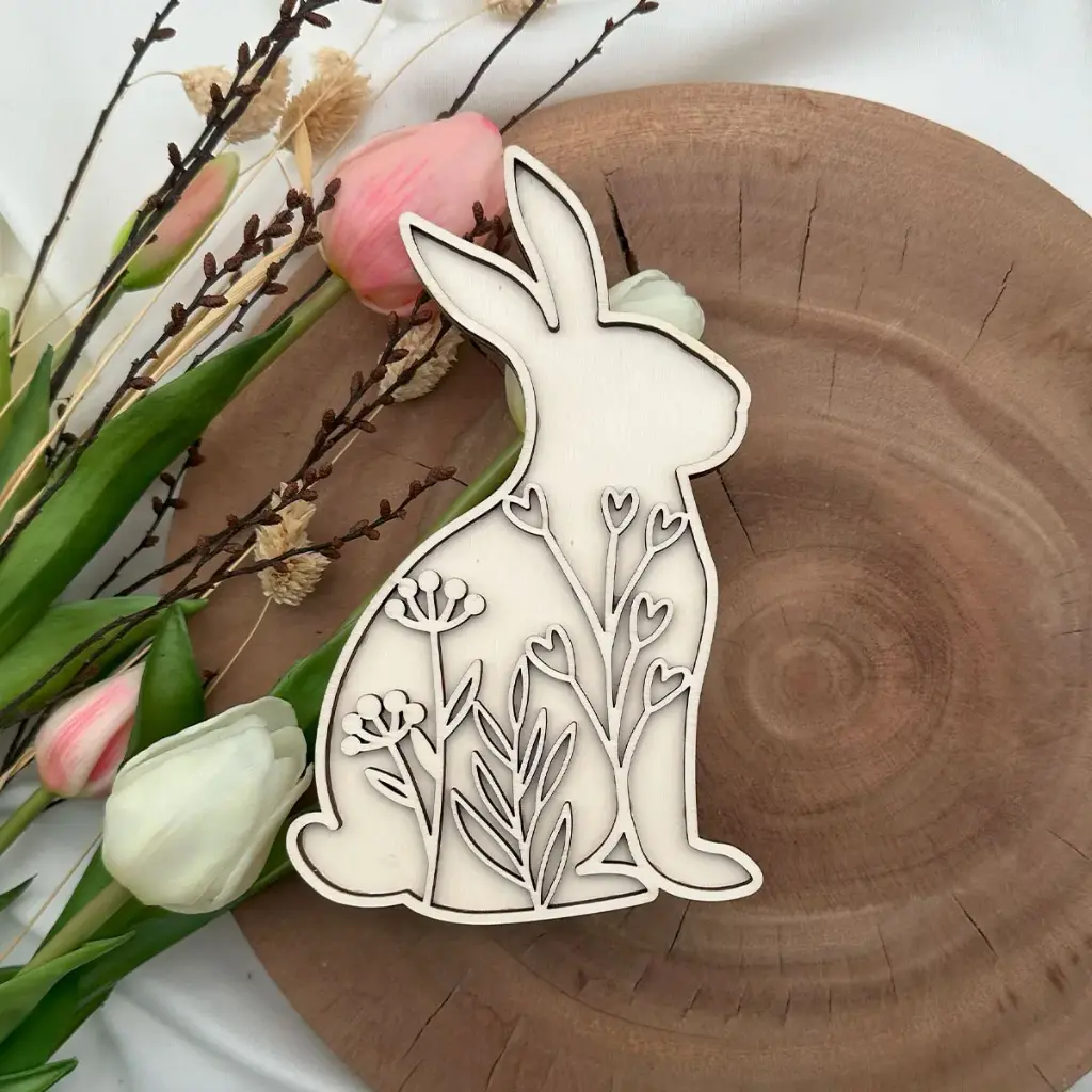 [A01452] Osterhasensteher „Blütenzauber“ aus Holz (Pappelholz)