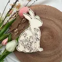 Osterhasensteher Blütenzauber aus Holz – dekorativer Holzaufsteller