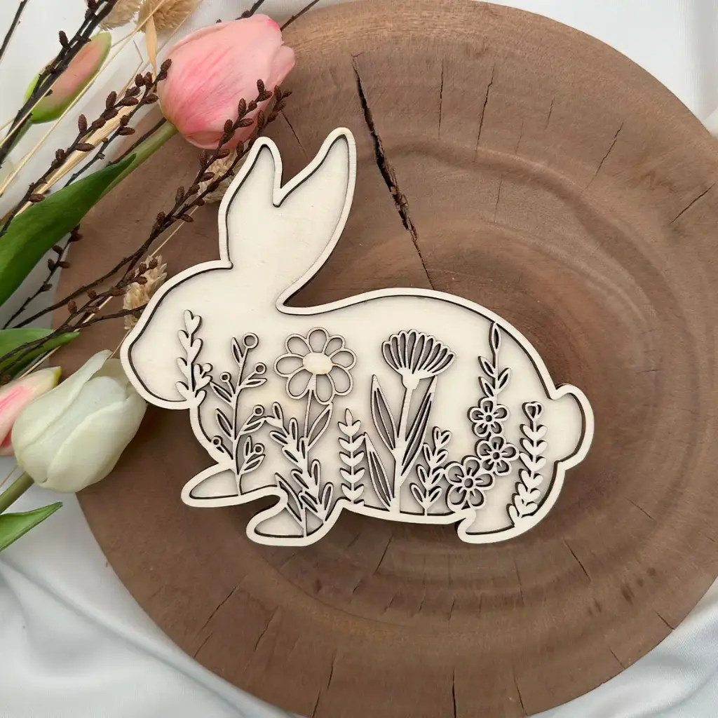[A01453] Osterhasensteher Wiesenglück aus Holz – Frühlingsdeko (Pappelholz)