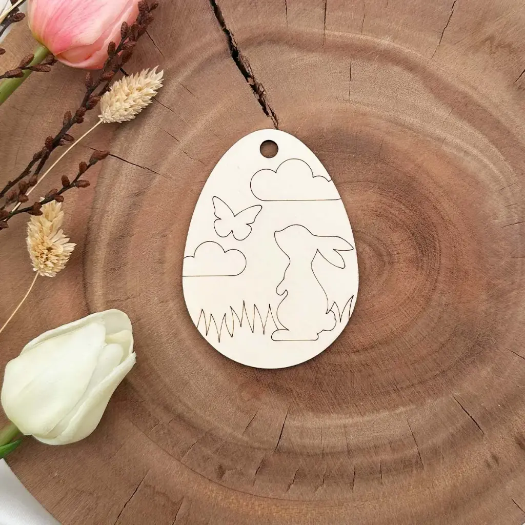 [A01460] Osteranhänger Ei mit Wiesenhase aus Holz – zum Bemalen